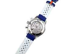 Union Glashütte Belisar Chronograph Automatik Edelstahl 44mm weiß-blaues Zifferblatt blaues Textilband und blaues Lederband - Set Juwelier Roller exklusiv – Herrenuhren Chronograph aus Edelstahl und Leder. Das Gehäuse ist rund und silber. Das Lederarmband ist blau. Das Zifferblatt ist arabisch und weiß. – Ansicht 5