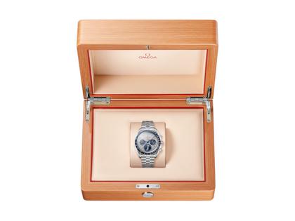Omega Speedmaster Mondphase Chronograph Handaufzug Edelstahl 43mm graues Zifferblatt Metallband – Herrenuhren Chronograph aus Edelstahl und Titan. Das Gehäuse ist rund und silber. Das Edelstahlarmband ist silber. Das Zifferblatt ist ein Index in grau. – Ansicht 5