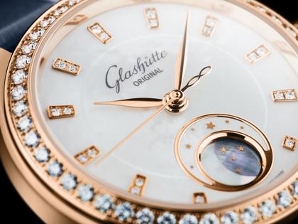 Glashütte Original Lady Serenade Luna Automatik Edelstahl 32,5mm weißes Zifferblatt blaues Lederband – Damenuhren Uhr ohne Datum aus 750 Rotgold, Edelstahl und Leder. Das Gehäuse ist rund und silber. Das Lederarmband Kroko / Alligator ist blau. Das Zifferblatt ist ein Index in weiß. – Ansicht 4