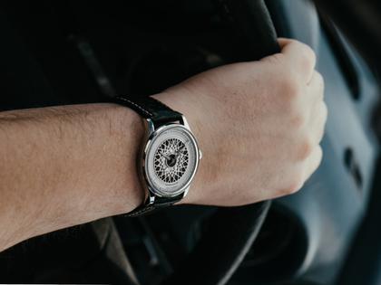 Union Glashütte Noramis Datum Deutschland Klassik 2024 Limitierte Edition Automatik Edelstahl 40mm Felgendesign Zifferblatt schwarzes Lederband – Herrenuhren Uhr mit Datum aus Edelstahl und Leder. Das Gehäuse ist rund und silber. Das Lederarmband ist schwarz. Das Zifferblatt ist ohne Zeichen und schwarz. – Ansicht 5