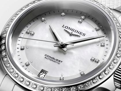 Longines Conquest Automatik Edelstahl 34mm weißes Perlmutt-Zifferblatt weißes Kautschukband – Damenuhren Uhr mit Datum aus Edelstahl und Kautschuk. Das Gehäuse ist rund und silber. Das Kautschuk / Kunststoff / Silikon Armband ist weiß. Das Zifferblatt ist ein Index in weiß. – Ansicht 4