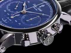 Erwin Sattler Chronograph III S Automatik Edelstahl 44mm blaues Zifferblatt schwarzes Lederband limitiert – Herrenuhren Chronograph aus Edelstahl und Leder. Das Gehäuse ist rund und silber. Das Lederarmband ist schwarz. Das Zifferblatt ist ein Index in blau. – Ansicht 3