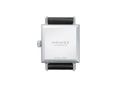 Nomos Glashütte Tetra 27 Handaufzug Edelstahl 27mm weißes Zifferblatt schwarzes Lederband – Damenuhren Uhr ohne Datum aus Edelstahl. Das Gehäuse ist quadratisch und silber. Das Lederarmband ist schwarz. Das Zifferblatt ist arabisch Index und silber. – Ansicht 2
