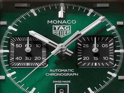 TAG Heuer Monaco Chronograph Automatik Titan 39mm grünes Zifferblatt schwarzes Lederband – Herrenuhren Chronograph aus Titan. Das Gehäuse ist quadratisch und grau. Das Lederarmband ist schwarz. Das Zifferblatt ist ein Index in grün. – Ansicht 4