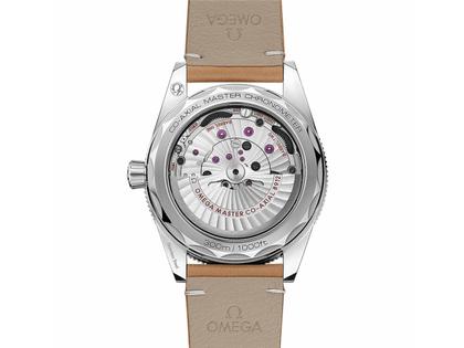 Omega Seamaster 300 Automatik Edelstahl 41mm blaues Zifferblatt braunes Lederband – Herrenuhren Uhr ohne Datum aus Aluminium und Edelstahl. Das Gehäuse ist rund und silber. Das Lederarmband ist braun. Das Zifferblatt ist arabisch Index und blau. – Ansicht 2