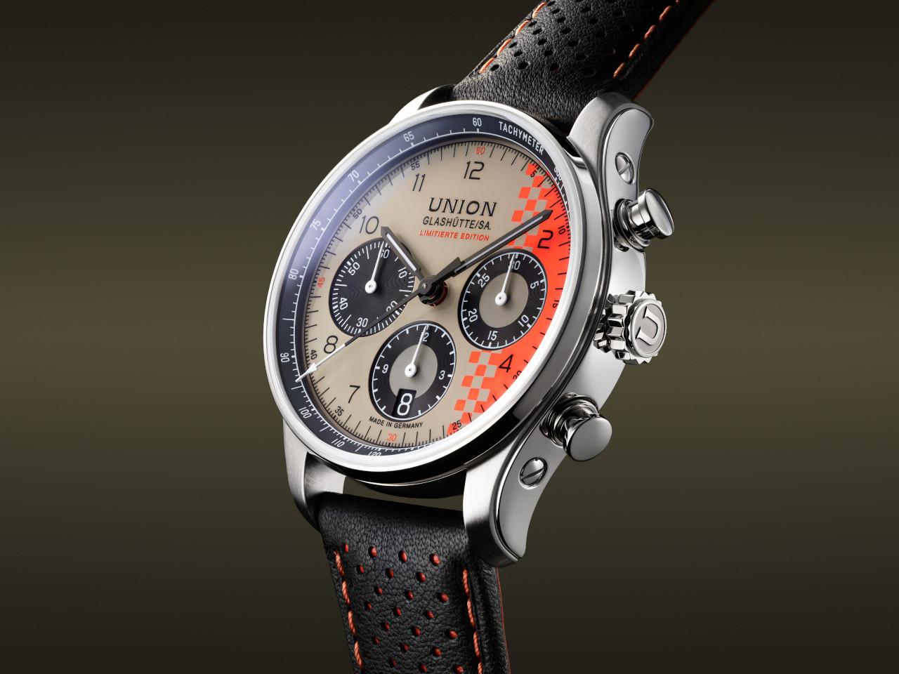 Union Glashütte Belisar Chronograph Speedster 2026 Limited Edition Automatik Edelstahl 40mm beiges Zifferblatt schwarzes Lederband Metallband – Herrenuhren Chronograph aus Edelstahl und Leder. Das Gehäuse ist rund und silber. Das Lederarmband ist schwarz. Das Zifferblatt ist arabisch Index und beige. – Ansicht 3