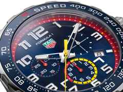 TAG Heuer Formula 1 Chronograph x Red Bull Racing Quarz Edelstahl blaues Zifferblatt blaues Kautschukband – Herrenuhren Chronograph aus Edelstahl. Das Gehäuse ist rund und silber. Das Kautschuk / Kunststoff / Silikon Armband ist blau. Das Zifferblatt ist ein Index in blau. – Ansicht 2
