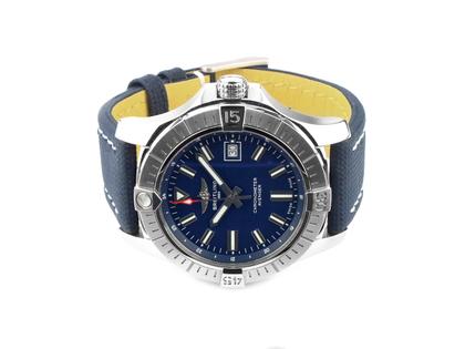 Breitling Avenger Automatic 43 Chronometer Automatik Edelstahl 43mm blaues Zifferblatt blaues Lederband A17318101C1X1 Full Set Occasion – Herrenuhren Uhr mit Datum aus Edelstahl und Leder. Das Gehäuse ist rund und silber. Das Lederarmband ist blau. Das Zifferblatt ist ein Index in blau.