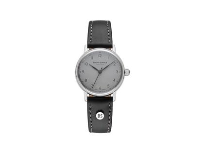 Bruno Söhnle Glashütte Bergamo Small Quarz Edelstahl 32mm graues Zifferblatt schwarzes Lederband – Damenuhren Uhr ohne Datum aus Edelstahl. Das Gehäuse ist rund und silber. Das Lederarmband ist schwarz. Das Zifferblatt ist arabisch Index und grau.
