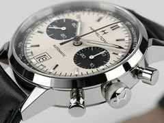 Hamilton American Classic Intra-Matic Auto Chrono 40 mm silbernes Zifferblatt schwarzes Lederband – Herrenuhren Chronograph aus Edelstahl und Leder. Das Gehäuse ist rund und silber. Das Lederarmband ist schwarz. Das Zifferblatt ist ein Index in weiß. – Ansicht 4