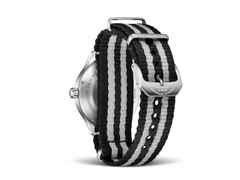 Mühle Glashütte Panova Rot Automatik Edelstahl 40mm schwarz-weißes Textilband – Herrenuhren Uhr ohne Datum aus Edelstahl und Leder. Das Gehäuse ist rund und silber. Das Textilarmband ist schwarz. Das Zifferblatt ist ein Index in rot. – Ansicht 2