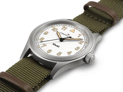 Hamilton Khaki Field Quartz Edelstahl 38mm weißes Zifferblatt grünes NATO-Textilband – Herrenuhren Uhr ohne Datum aus Edelstahl. Das Gehäuse ist rund und grau. Das Textilarmband ist grün. Das Zifferblatt ist ein Index in weiß. – Ansicht 2