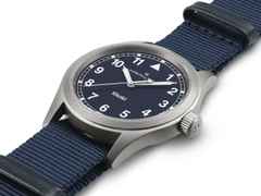 Hamilton Khaki Field Quartz Edelstahl 38mm blaues Zifferblatt blaues NATO-Textilband – Herrenuhren Uhr ohne Datum aus Edelstahl. Das Gehäuse ist rund und grau. Das Textilarmband ist blau. Das Zifferblatt ist ein Index in blau. – Ansicht 2