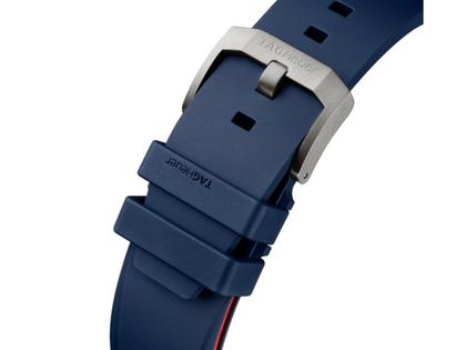 TAG Heuer Formula 1 Chronograph X Oracle RedBull Racing Automatik Titan 44mm blaues Zifferblatt blaues Kautschukband – Herrenuhren Chronograph aus Carbon, DLC beschichtet, Kautschuk und Titan. Das Gehäuse ist rund und grau. Das Kautschuk / Kunststoff / Silikon Armband ist blau. Das Zifferblatt ist ein Index in blau. – Ansicht 4
