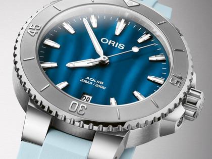 Oris Aquis Date Lady Automatik 36,5mm Edelstahl blaues Perlmutt-Zifferblatt Kautschukband – Damenuhren Uhr mit Datum aus Edelstahl und Kautschuk. Das Gehäuse ist rund und silber. Das Kautschuk / Kunststoff / Silikon Armband ist blau. Das Zifferblatt ist ein Index in blau. – Ansicht 2