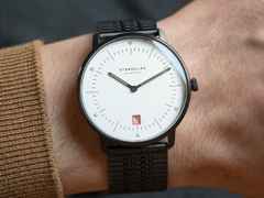 Sternglas Naos Edition Bauhaus III Quarz Edelstahl Schwarz-PVD 38mm weißes Zifferblatt Metallband – Herrenuhren Uhr mit Datum aus Edelstahl, Leder und PVD beschichtet. Das Gehäuse ist rund und schwarz. Das Edelstahlarmband ist schwarz. Das Zifferblatt ist arabisch Index und weiß. – Ansicht 6