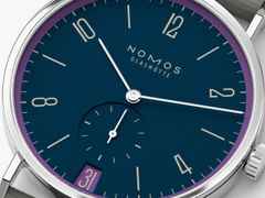 Nomos Glashütte Tangente 38 Datum "175 Years Watchmaking - Nachtgesang" Handaufzug Edelstahl blaues Zifferblatt graues Textilband Glasboden – Herrenuhren Uhr mit Datum aus Edelstahl. Das Gehäuse ist rund und silber. Das Textilarmband ist grau. Das Zifferblatt ist arabisch Index und blau. – Ansicht 4