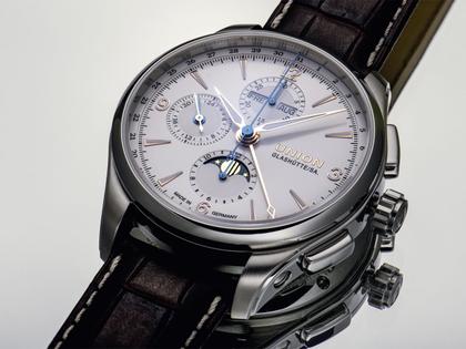 Union Glashütte Belisar Chronograph Mondphase Automatik Edelstahl 42mm weißes Zifferblatt braunes Lederband – Herrenuhren Chronograph aus Edelstahl. Das Gehäuse ist rund und silber. Das Lederarmband ist braun. Das Zifferblatt ist arabisch Index und weiß. – Ansicht 5