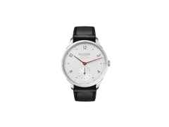 Nomos Glashütte Minimatik neomatik 35 Automatik Edelstahl 35mm weißes Zifferblatt schwarzes Lederband – Damenuhren Uhr ohne Datum aus Edelstahl und Leder. Das Gehäuse ist rund und silber. Das Lederarmband ist schwarz. Das Zifferblatt ist arabisch Index und silber.