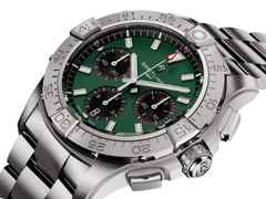 Breitling Avenger B01 Chronograph 42 Automatik Edelstahl 42mm grünes Zifferblatt Metallband – Herrenuhren Chronograph aus Edelstahl. Das Gehäuse ist rund und silber. Das Edelstahlarmband ist silber. Das Zifferblatt ist ein Index in grün. – Ansicht 2