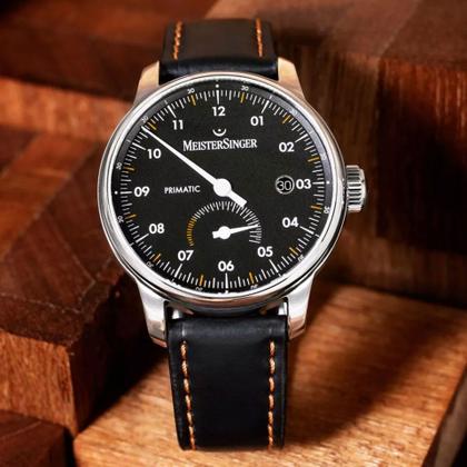 MeisterSinger Primatic Schwarz – Herrenuhren Uhr mit Datum aus Edelstahl und Leder. Das Gehäuse ist rund und silber. Das Lederarmband ist schwarz. Das Zifferblatt ist arabisch und schwarz. – Ansicht 2