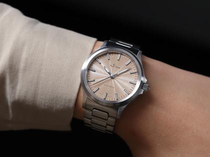 Sinn Spezialuhren 556 Sand Automatik Edelstahl 38,5mm beiges Zifferblatt Metallband limitiert – Damenuhren Uhr ohne Datum aus Edelstahl. Das Gehäuse ist rund und silber. Das Edelstahlarmband ist silber. Das Zifferblatt ist ein Index in beige. – Ansicht 5