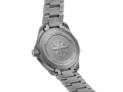 TAG Heuer Aquaracer Professional 200 Solargraph Titan 40mm schwarzes Zifferblatt Metallband – Herrenuhren Uhr mit Datum aus Titan. Das Gehäuse ist rund und silber. Das Titanarmband ist silber. Das Zifferblatt ist ein Index in schwarz. – Ansicht 3