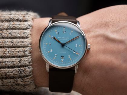 Sternglas Lumatik Automatik Edelstahl 38mm hellblaues Zifferblatt schwarzes Lederband – Herrenuhren Uhr mit Datum aus Edelstahl und Leder. Das Gehäuse ist rund und silber. Das Lederarmband ist schwarz. Das Zifferblatt ist arabisch Index und blau. – Ansicht 9