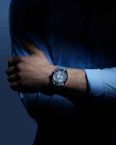 Omega Seamaster Aqua Terra 150M Automatik Edelstahl 43mm hellblaues Zifferblatt Kautschukband Summer Blue – Herrenuhren Uhr mit Datum aus Edelstahl. Das Gehäuse ist rund und silber. Das Kautschuk / Kunststoff / Silikon Armband ist blau. Das Zifferblatt ist ein Index in blau. – Ansicht 4