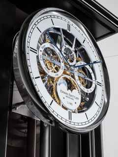 Erwin Sattler Seilzug Regulator Wanduhr Aperia III Limited Edition – Großuhren Wanduhr aus Holz. Das Gehäuse ist rechteckig und schwarz. Das Zifferblatt ist ein Index in weiß. – Ansicht 2