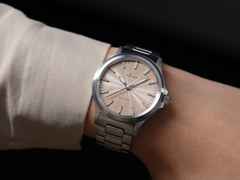 Sinn Spezialuhren 556 Sand Automatik Edelstahl 38,5mm beiges Zifferblatt graues Textilband limitiert – Damenuhren Uhr ohne Datum aus Edelstahl. Das Gehäuse ist rund und silber. Das Textilarmband ist grau. Das Zifferblatt ist ein Index in beige. – Ansicht 5