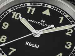 Hamilton Khaki Field Quartz Edelstahl 33mm schwarzes Zifferblatt schwarzes NATO-Textilband – Damenuhren Uhr ohne Datum aus Edelstahl. Das Gehäuse ist rund und grau. Das Textilarmband ist schwarz. Das Zifferblatt ist ein Index in schwarz. – Ansicht 4