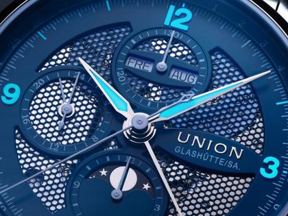 Union Glashütte Belisar Chronograph Mondphase Automatik Edelstahl 42mm blaues Zifferblatt Metallband – Herrenuhren Chronograph aus Edelstahl. Das Gehäuse ist rund und silber. Das Edelstahlarmband ist silber. Das Zifferblatt ist arabisch Index und blau. – Ansicht 4