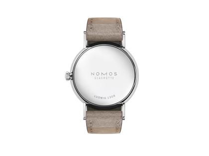 Nomos Glashütte Ludwig 33 Handaufzug Edelstahl weißes Zifferblatt braunes Lederband Stahlboden – Damenuhren Uhr ohne Datum aus Edelstahl und Leder. Das Gehäuse ist rund und silber. Das Lederarmband ist beige. Das Zifferblatt ist römisch Index und weiß. – Ansicht 2