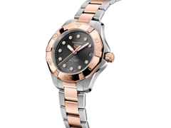 TAG Heuer Aquaracer Professional 200 Solargraph Quarz Edelstahl Roségold 34mm schwarzes Perlmutt-Zifferblatt mit Brillanten Metallband – Damenuhren Uhr mit Datum aus 750 Rotgold und Edelstahl. Das Gehäuse ist rund und silber-roségold. Das Edelstahlarmband mit Gold ist silber-roségold. Das Zifferblatt ist ein Index in schwarz. – Ansicht 2
