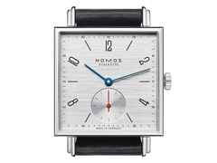 Nomos Glashütte Tetra neomatik 39 Silvercut Automatik Edelstahl 33mm silberfarbenes Zifferblatt schwarzes Lederband – Damenuhren Uhr ohne Datum aus Edelstahl. Das Gehäuse ist quadratisch und silber. Das Lederarmband ist schwarz. Das Zifferblatt ist arabisch Index und silber. – Ansicht 3