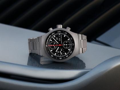 Porsche Design Chronograph 1 - 1975 Limited Edition – Herrenuhren Chronograph aus Titan. Das Gehäuse ist rund und silber. Das Textilarmband ist weiß. Das Zifferblatt ist ein Index in schwarz. – Ansicht 9
