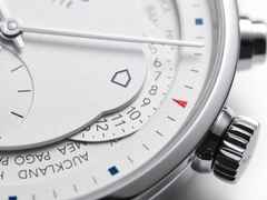 Nomos Glashütte Zürich Weltzeit Automatik Edelstahl 40mm weißes Zifferblatt schwarzes Lederband – Herrenuhren Uhr ohne Datum aus Edelstahl und Leder. Das Gehäuse ist rund und silber. Das Lederarmband ist schwarz. Das Zifferblatt ist ein Index in weiß. – Ansicht 5