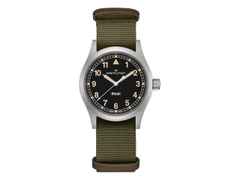 Hamilton Khaki Field Quartz Edelstahl 38mm schwarzes Zifferblatt grünes NATO-Textilband – Herrenuhren Uhr ohne Datum aus Edelstahl. Das Gehäuse ist rund und grau. Das Textilarmband ist grün. Das Zifferblatt ist ein Index in schwarz.