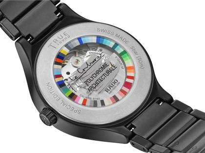 Rado True Round x Les Couleurs Le Corbusier Automatik Keramik 40mm schwarzes Zifferblatt schwarzes Keramikband – Herrenuhren Uhr ohne Datum aus Keramik und Titan. Das Gehäuse ist rund und schwarz. Das Keramikarmband ist schwarz. Das Zifferblatt ist ohne Zeichen und schwarz. – Ansicht 4