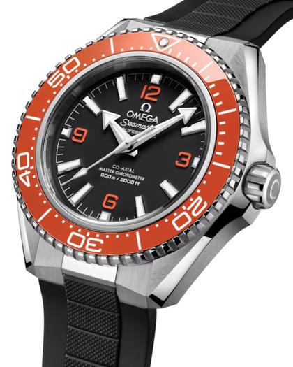 Omega Seamaster Planet Ocean 600M Automatik Edelstahl 42mm schwarzes Zifferblatt orange Keramiklünette schwarzes Kautschukband – Herrenuhren Uhr ohne Datum aus Edelstahl und Keramik. Das Gehäuse ist rund und silber. Das Kautschuk / Kunststoff / Silikon Armband ist schwarz. Das Zifferblatt ist arabisch Index und schwarz. – Ansicht 5