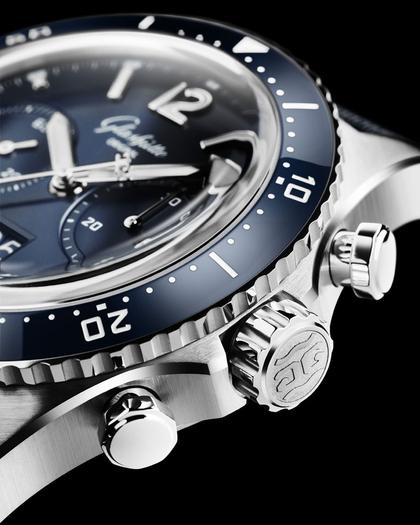 Glashütte Original SeaQ Chronograph Automatik Edelstahl 43mm blaues Zifferblatt blaues Textilband – Herrenuhren Chronograph aus Edelstahl und Keramik. Das Gehäuse ist rund und silber. Das Textilarmband ist blau. Das Zifferblatt ist arabisch Index und blau. – Ansicht 3