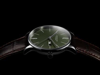 Sternglas Berlin Quarz Edelstahl 38mm grünes Zifferblatt braunes Lederband – Herrenuhren Uhr mit Datum aus Edelstahl und Leder. Das Gehäuse ist rund und silber. Das Lederarmband ist braun. Das Zifferblatt ist arabisch Index und grün. – Ansicht 6