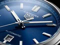 TAG Heuer Carrera Date Automatik Edelstahl 39mm blaues Zifferblatt Metallband – Herrenuhren Uhr mit Datum aus Edelstahl. Das Gehäuse ist rund und silber. Das Edelstahlarmband ist silber. Das Zifferblatt ist ein Index in blau. – Ansicht 4