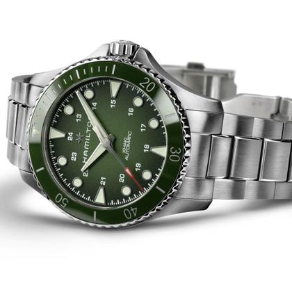 Hamilton Khaki Navy Scuba Automatic Edelstahl 43mm grünes Zifferblatt Metallband – Herrenuhren Uhr ohne Datum aus Edelstahl und Keramik. Das Gehäuse ist rund und silber. Das Edelstahlarmband ist silber. Das Zifferblatt ist arabisch Index und grün. – Ansicht 4