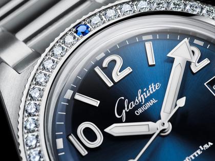 Glashütte Original SeaQ Automatik Edelstahl 40mm blaues Zifferblatt mit Brillanten Metallband – Damenuhren Uhr mit Datum aus Edelstahl und Keramik. Das Gehäuse ist rund und silber. Das Edelstahlarmband ist silber. Das Zifferblatt ist arabisch Index und blau. – Ansicht 2