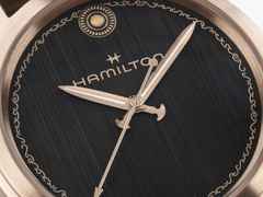 Hamilton Khaki Field The Odyssey Limited Edition Automatik Bronze 42mm schwarzes Zifferblatt braunes Lederband – Herrenuhren Uhr ohne Datum aus Bronze, Leder und Titan. Das Gehäuse ist rund und bronze. Das Lederarmband ist braun. Das Zifferblatt ist ohne Zeichen und schwarz. – Ansicht 2