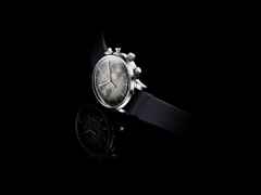 Glashütte Original Sixties Chronograph Jahresedition 2023/2024 Automatik Edelstahl 42mm graues Zifferblatt schwarzes Textilband – Herrenuhren Chronograph aus Edelstahl. Das Gehäuse ist rund und silber. Das Textilarmband ist blau. Das Zifferblatt ist arabisch Index und grau. – Ansicht 3