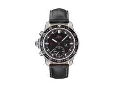 Sinn Spezialuhren EZM 13.1 Einsatzzeitmesser Taucherchronograph Automatik Edelstahl 41mm schwarzes Zifferblatt schwarzes Lederband – Herrenuhren Chronograph aus Edelstahl und Leder. Das Gehäuse ist rund und silber. Das Lederarmband ist schwarz. Das Zifferblatt ist ein Index in schwarz.