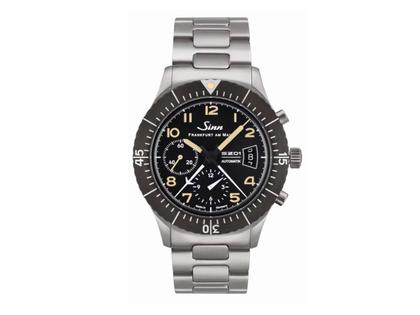 Sinn Spezialuhren 156.1 Fliegerchronograph Automatik Edelstahl 43mm schwarzes Zifferblatt schwarzes Lederband limitiert – Herrenuhren Chronograph aus Edelstahl. Das Gehäuse ist rund und silber. Das Lederarmband ist schwarz. Das Zifferblatt ist arabisch und schwarz. – Ansicht 2